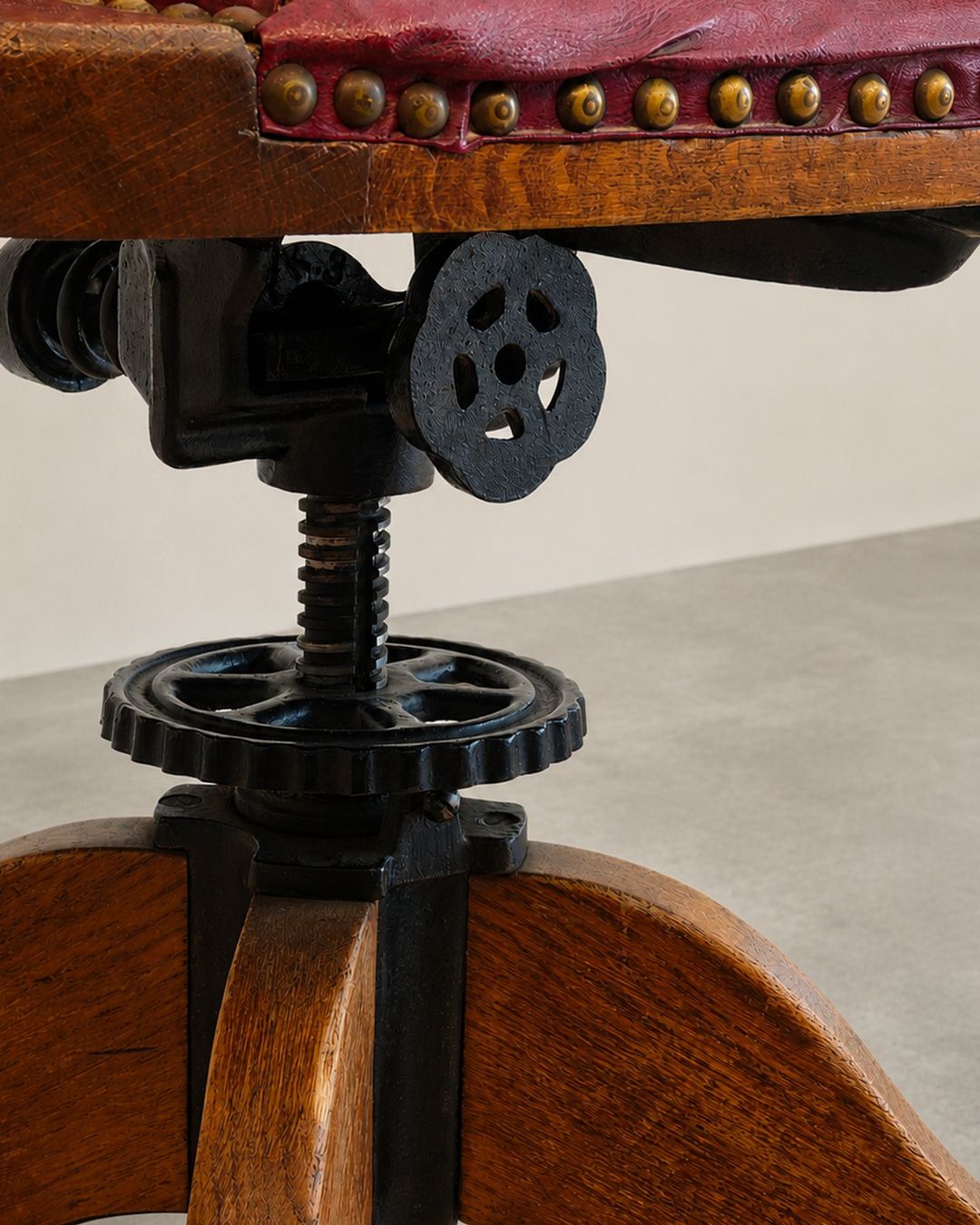 Horgen Glarus Stühle: CHAISE DE BUREAU HORGEN-GLARUS – Gebraucht aus Moutier von Vintage-signature 1