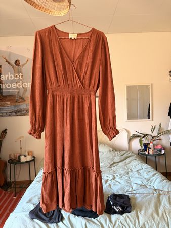 Robe mi-longue Sézane, couleur rouille, taille 36