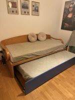 Doppelbett / Ausziehbett mit Nachttisch – Holz & Blau