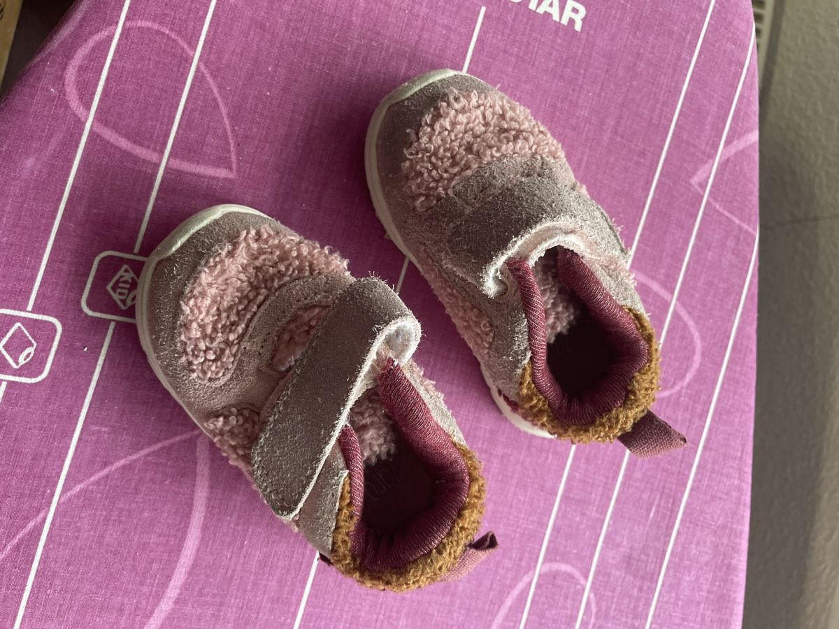 Scarpe per ragazze: Chaussures enfants taille 18 – Usato da Les Geneveys-sur-Coffrane venduto da pipocas2009
