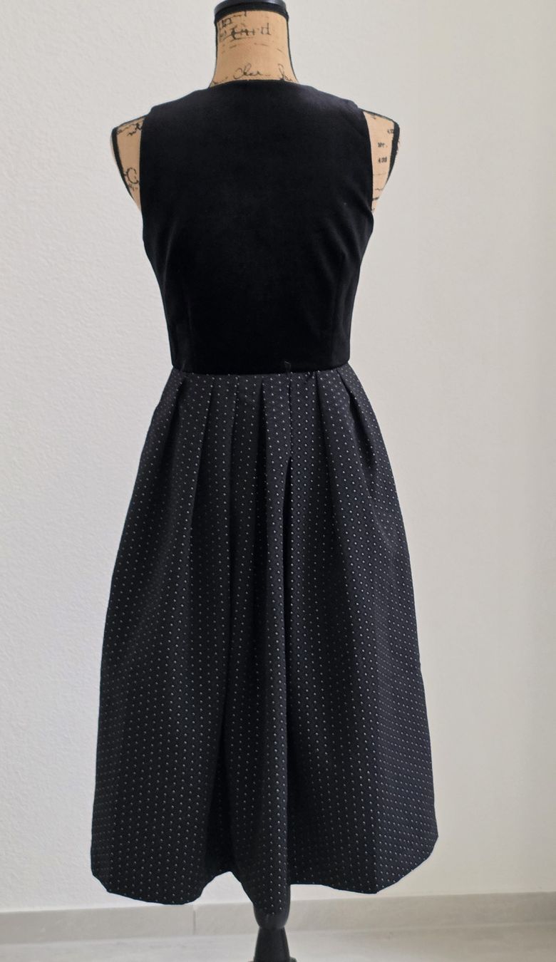 Vestiti: Schwarzes Dirndl Grösse 36 Neu – Nuovo (secondo la descrizione) da Rheinsulz venduto da Gilea 3