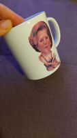 Tasse mit Margaret Thatcher Motiv, Staffordshire Ware