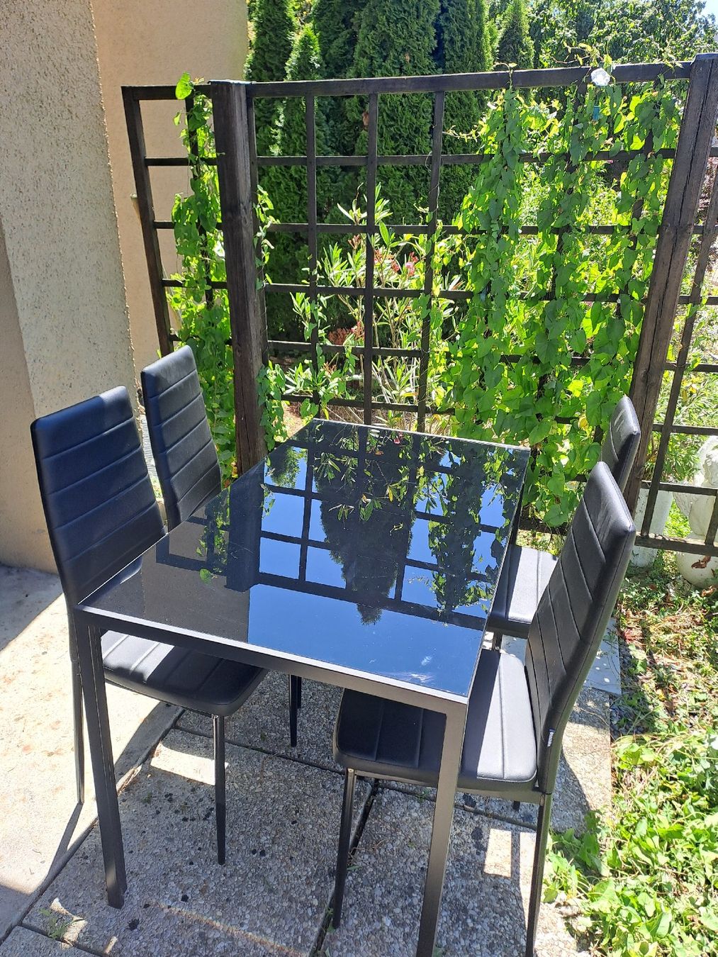 Set de table et chaises: Schwarzer Tisch mit 4 Stühlen  – D'occasion à Stäfa par chiarabless 2