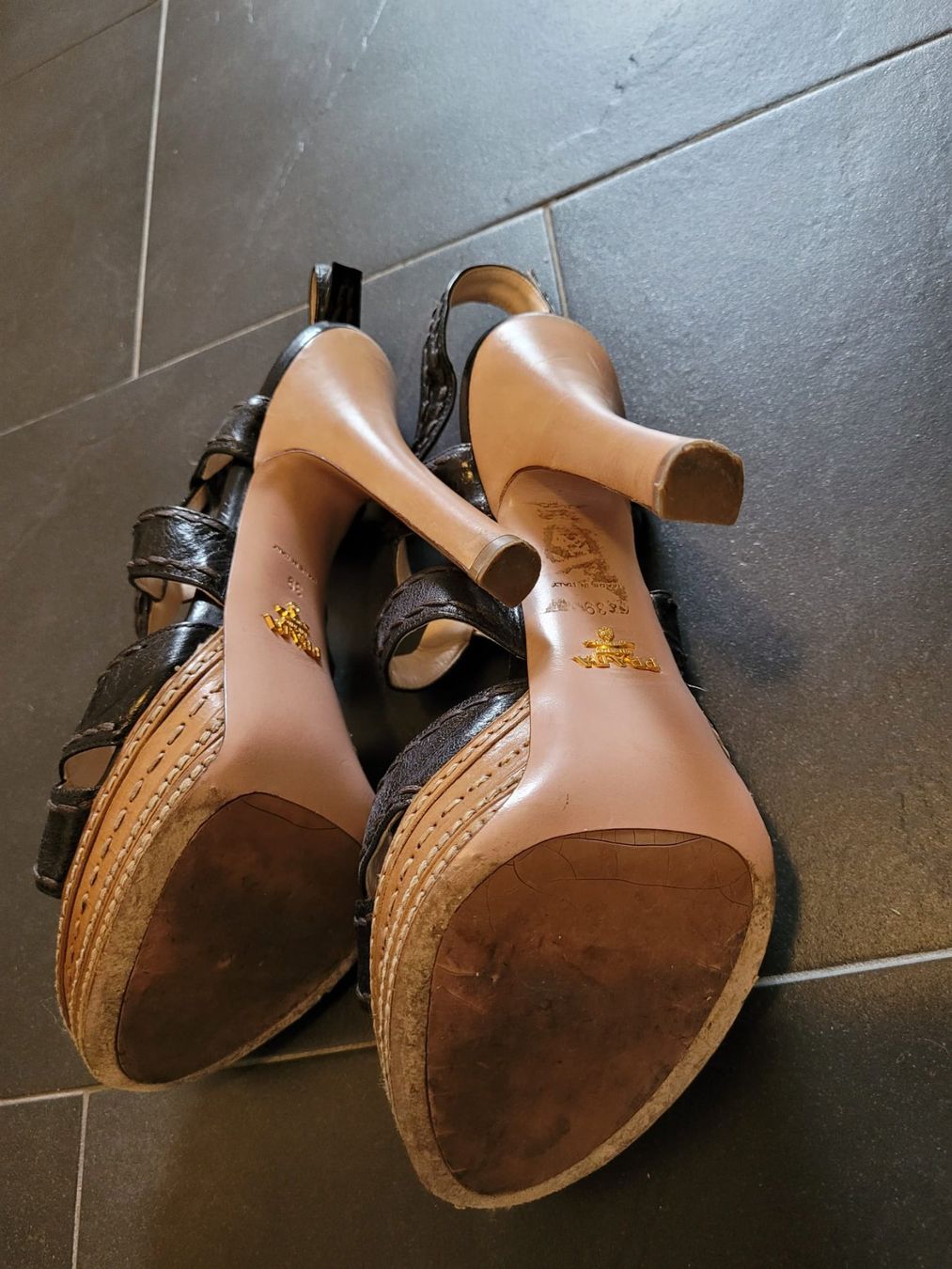Prada Damenschuhe: Original Prada Leder Sandalen schwarz Gr. 39 – Gebraucht aus Bern von Stelllllla 1