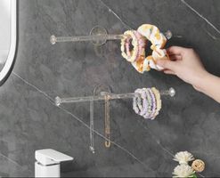 Diverse Wandhalterungen für Schmuck und Accessoires