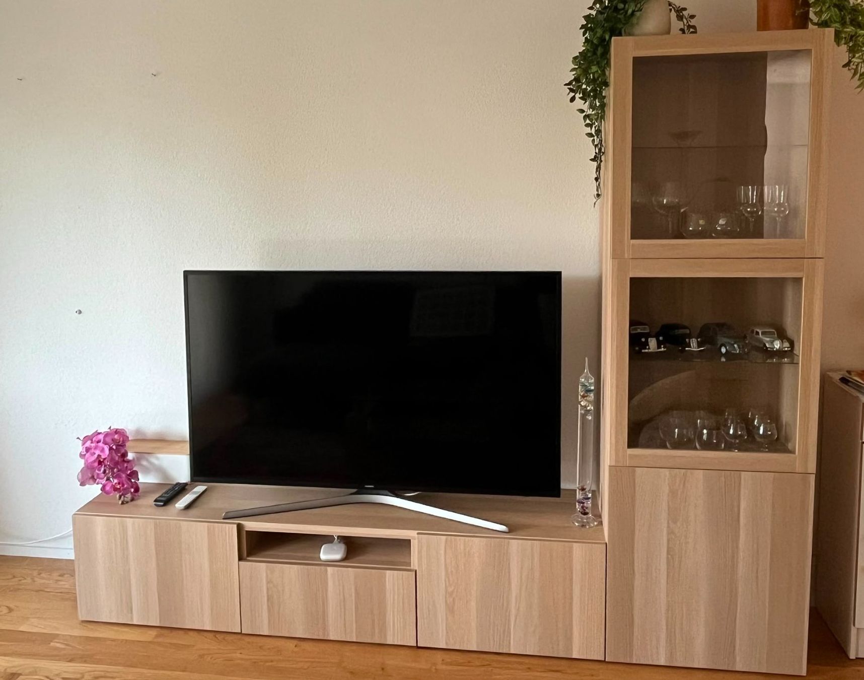 Ikea Meubles TV: TV Möbel und Vitrine – D'occasion à Zürich par Theburrenclan