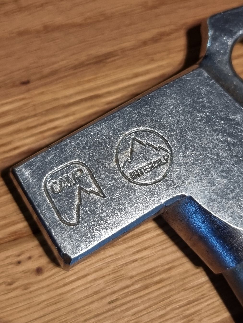 Attrezzatura da arrampicata: Vintage Ice Axe - Classic Mountaineering Tool – Usato da Rolle venduto da Groovytrain 4