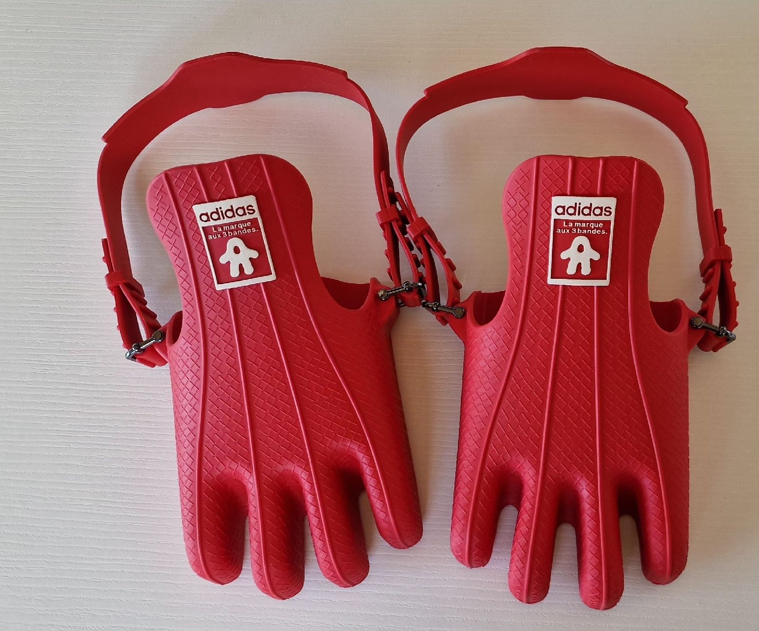 Scarpe per cavalli: Adidas- AVAVAV Rot – Nuovo e nell'imballaggio originale da Chur venduto da car_5clc