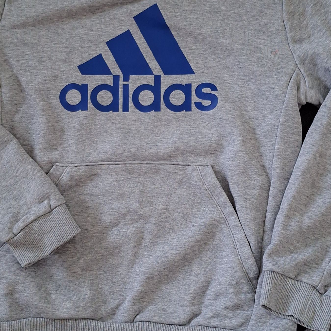 Adidas Maglioni & Felpe: Grauer Adidas Kapuzenpullover Gr. 152 / 11-12 J. – Nuovo (secondo la descrizione) da Hettenschwil venduto da Schneuggi2 2
