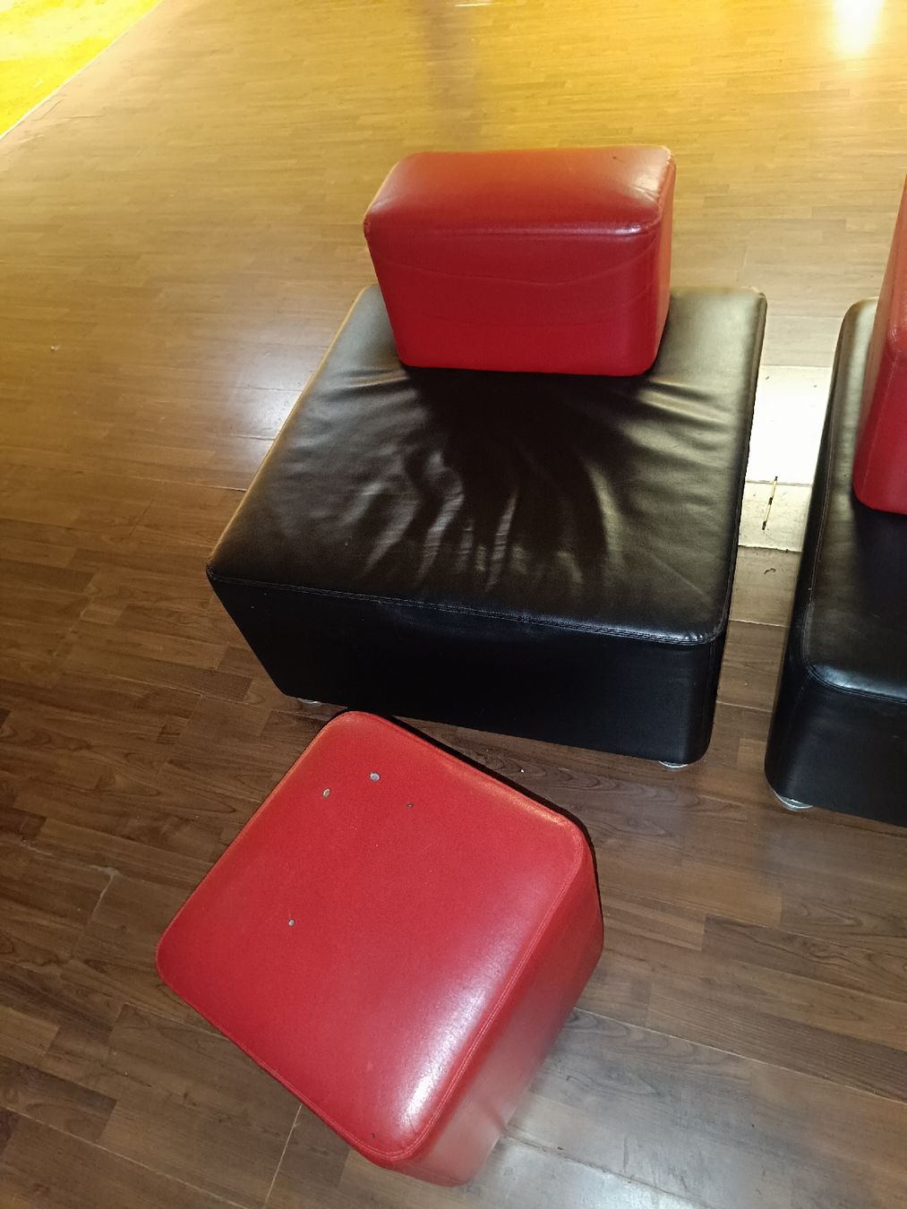 Sofas: Möbelset Lounge schwarz-rot mit Gebrauchsspuren – Gebraucht aus Wettingen von Sel_Bat 4