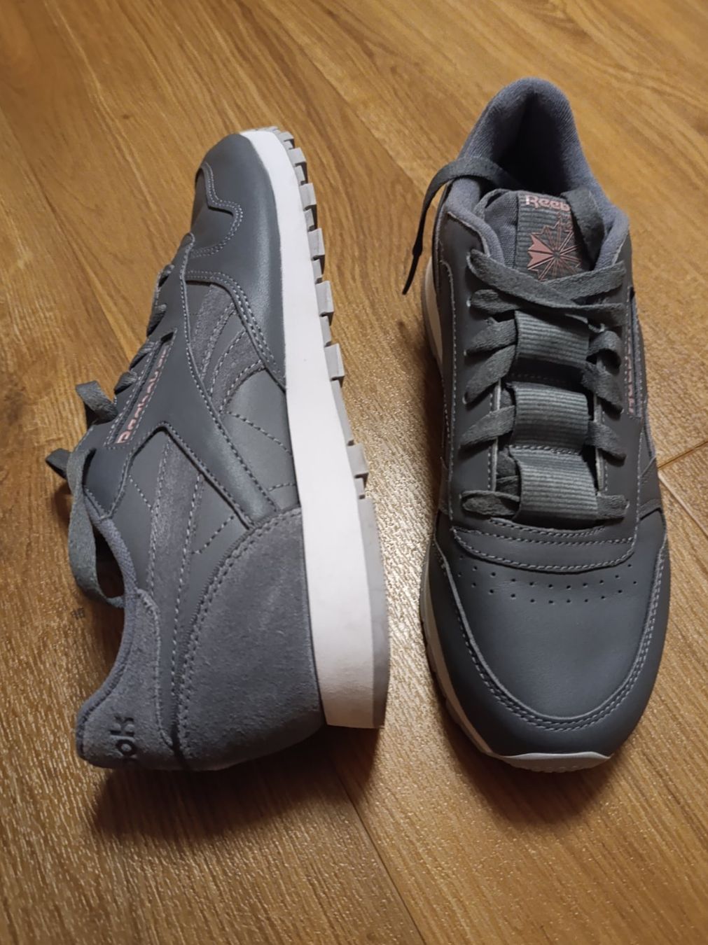 Reebok Scarpe da donna: Sneaker Reebok Classic, Grösse 40, grau – Usato da Silvaplana venduto da Suomi3101