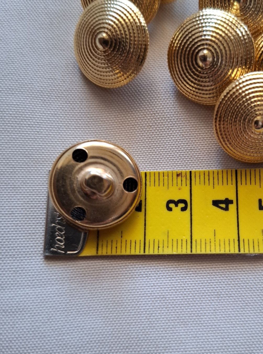 Knöpfe: 10 Knöpfe goldfarben, Metall, 19 mm. – Gebraucht aus Dietikon von Hirschkopf 3