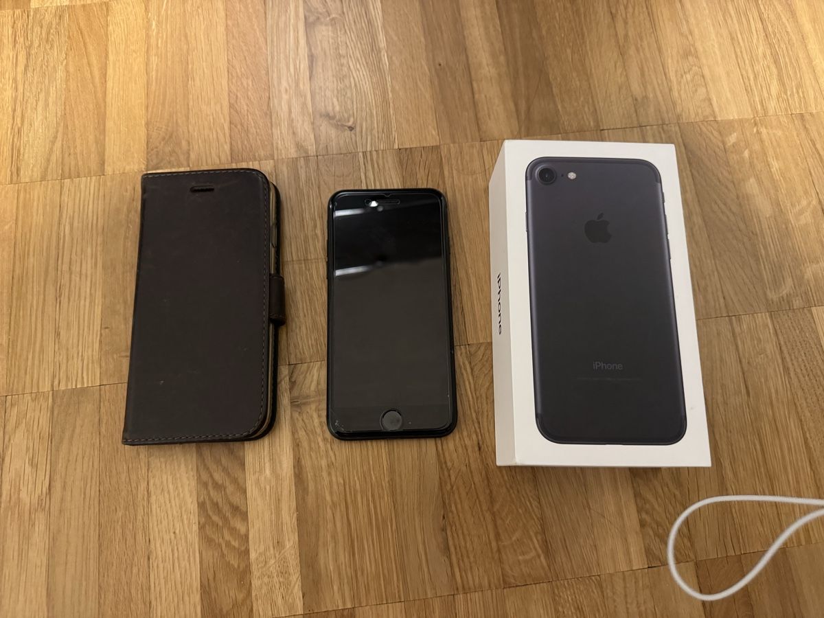 Apple Telefoni cellulari / Smartphones: Schwarzes iPhone 7 mit Hülle, DEFEKT – Difettoso da Zürich venduto da Eisenbahnenliebhaber