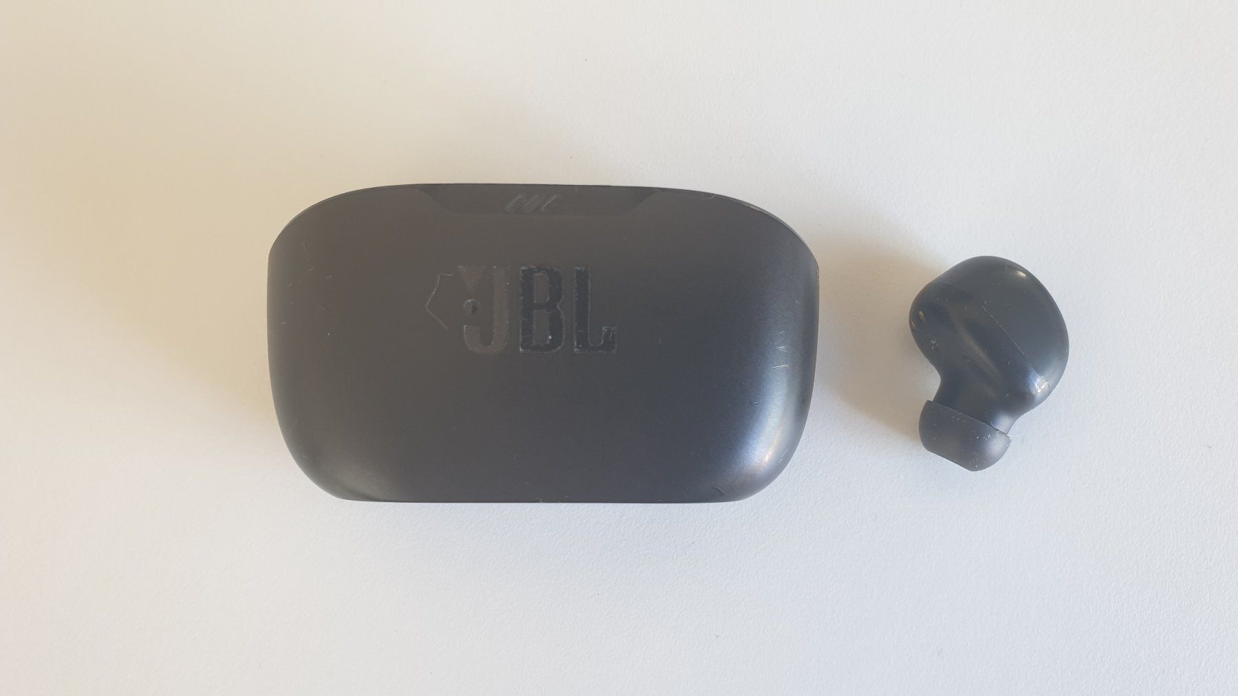 JBL Cuffie: JBL Ladeschale und 1 Kopfhörer – Usato da Stäfa venduto da Supertramp73