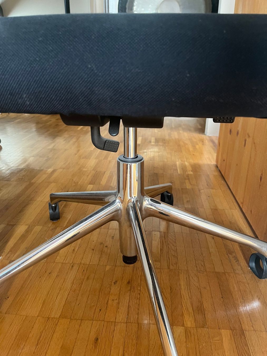 Sgabelli: Arbeitshocker - höhenverstellbar, Drehhocker – Usato da Balsthal venduto da monalikra 1
