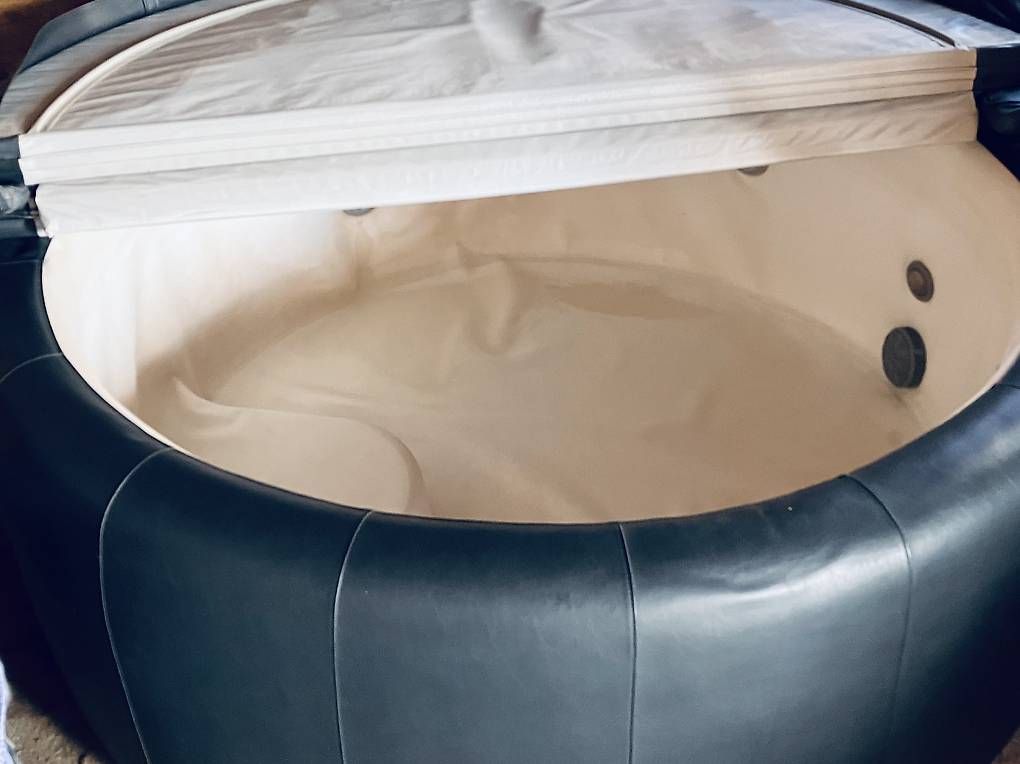 Softub Whirlpool: Whirlpool Softub Resort (4-6 Pers.) – Usato da Andwil SG venduto da Kaltbrunner 3