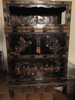 Meuble en bois noir avec motifs japonais
