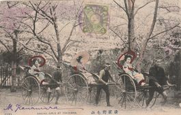 Japanische Sängerinnen auf Rikschas