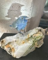 Handgeschnitzter Vogel auf Bergkristall, Unikat