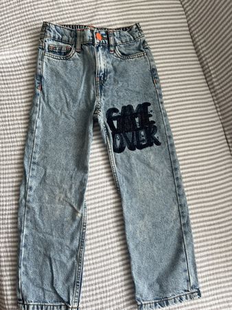 JEANS MIT AUFDRUCK GR 122