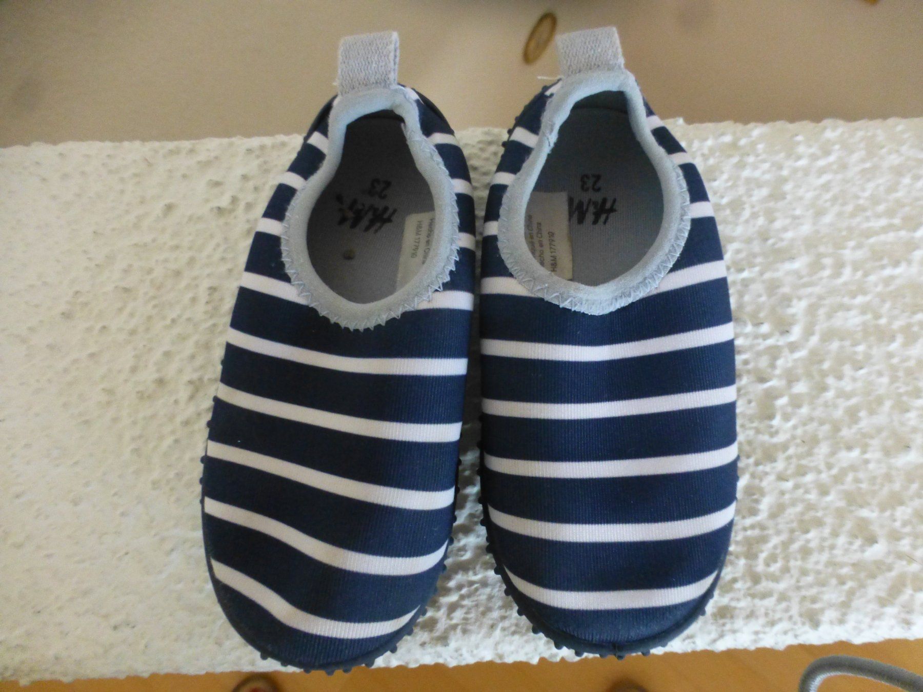 H&M Scarpe per ragazzi: Kinder Strandschuhe mit genoppter Sohle – Usato da Hergiswil NW venduto da annettelia