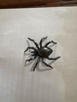 Spinne mit Stein aus Zinn oder sonstiger Legierung 4 cm lang