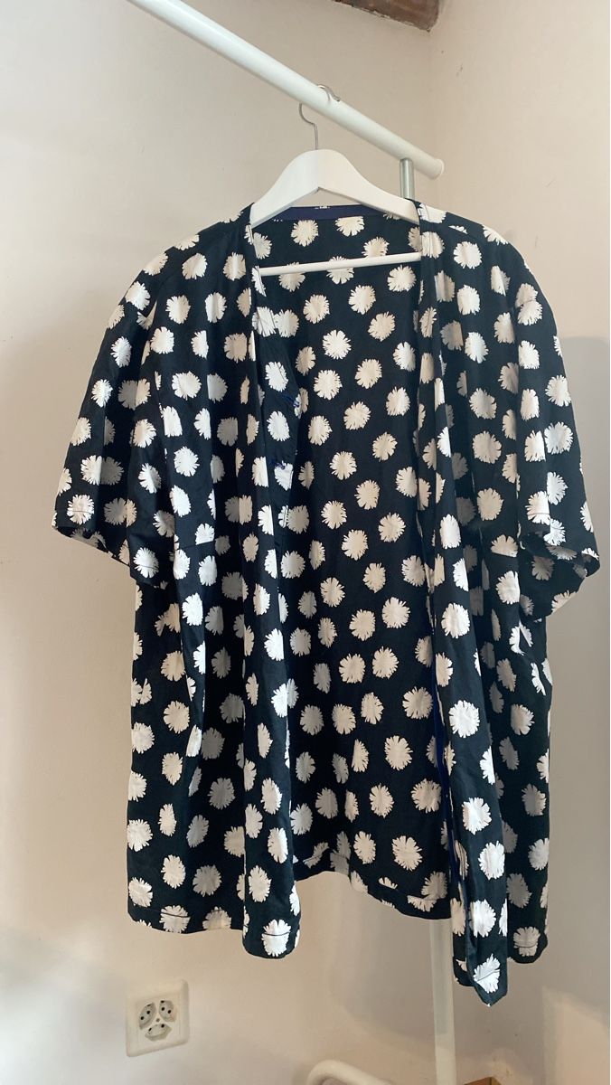 Camicette: Bluse Blumen Gr. M schwarz/weiss – Usato da lommis venduto da inf_thv8