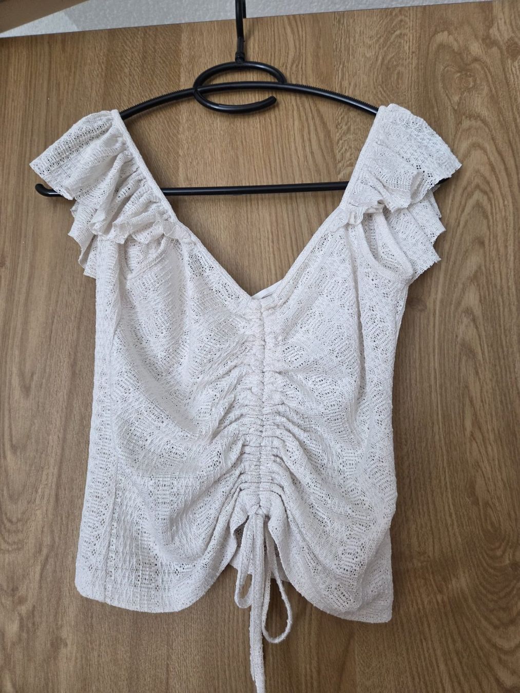 Mango Top: Weisses leicht transparentes Crop -Top von Mango – Usato da Zürich venduto da Nicole110