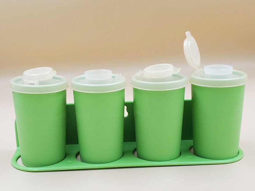 Tupperware Contenitori & Simili: 4 pots à épices Tupperware vert avec support made in Usa 70s – Usato da Rennaz venduto da La_malle_du_dauphin