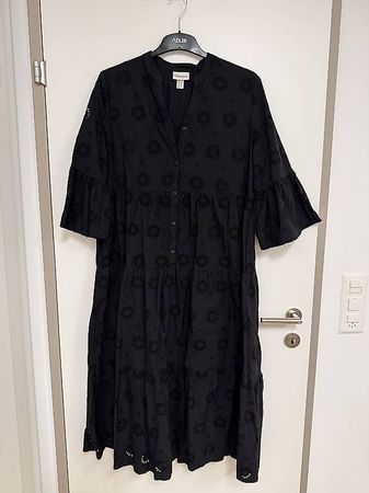 Kleid mit Lochspitze - schwarz