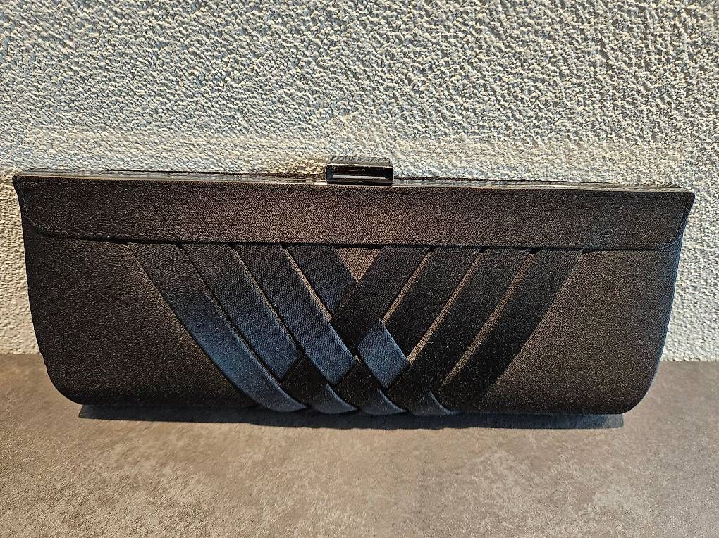 Taschen für Damen: Schwarze Satin Clutch – Gebraucht aus Reichenburg von Rednim1987 3