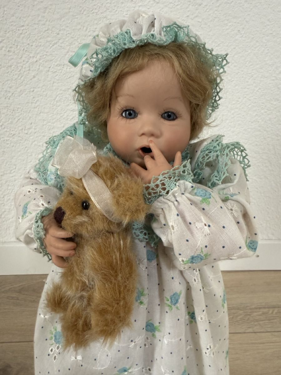 Bambole: Porzellanpuppe mit Teddy 2003, Einzelstück – Usato da Sarmenstorf venduto da Nathaliie_21 1
