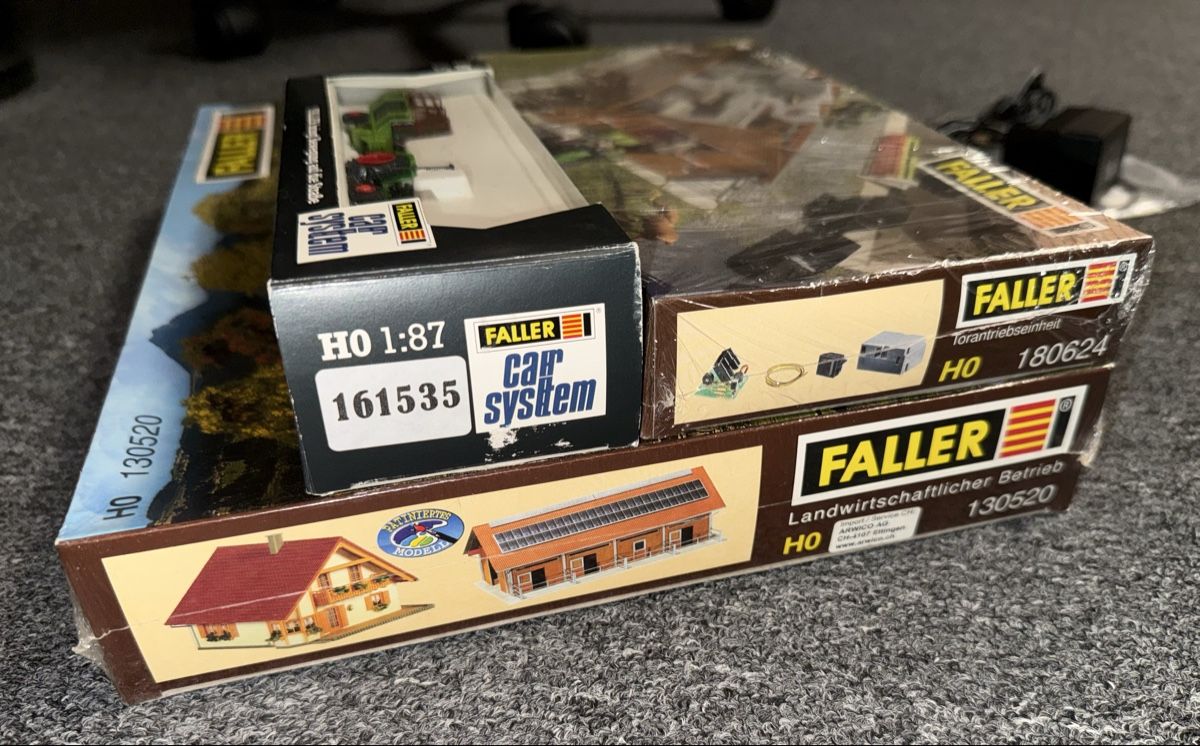 Faller Modellini di ferrovie: Faller Car System Bauernhof mit Traktor H0 – Usato da Bauma venduto da Shotgunmann 1