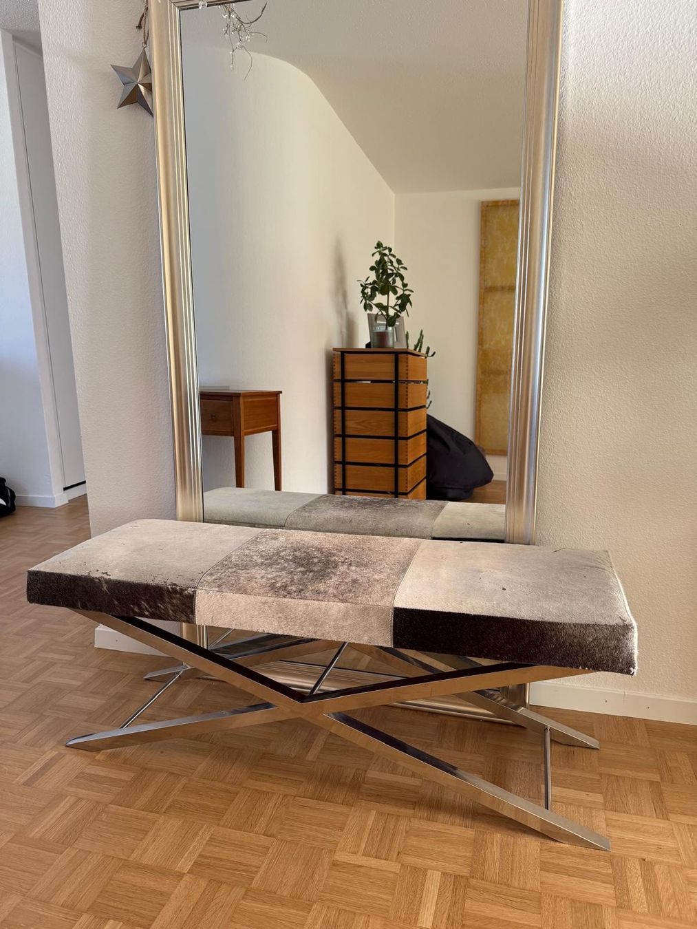Panchine: Moderne Sitzbank mit Metallgestell und Patchwork-Bezug – Usato da Horn venduto da P.Blattmann
