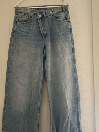Jean large taille haute à bouton croisé bleu clair