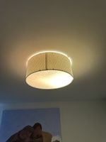 Plafonnier rond avec ampoules de couleur et télécommande