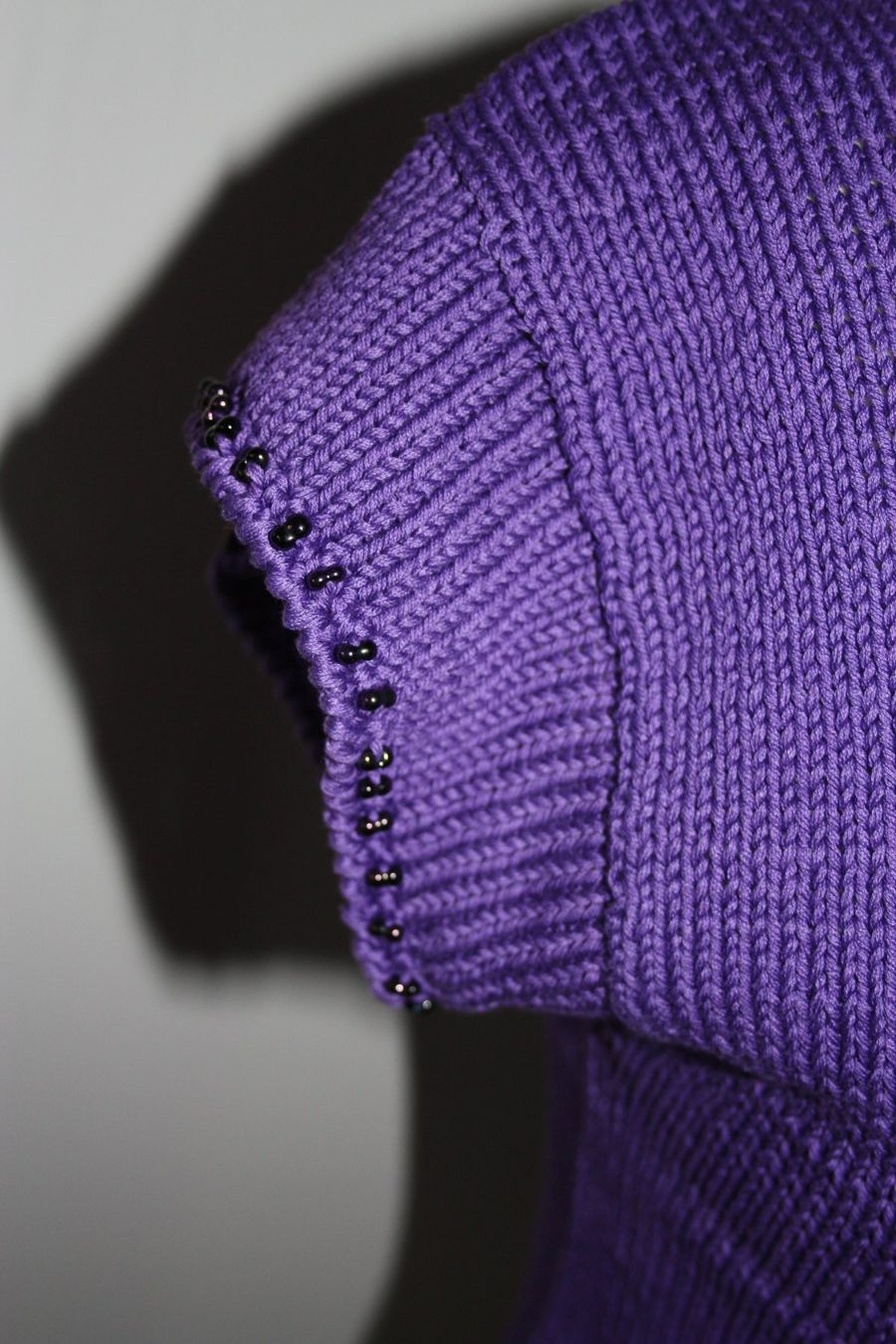 Maglioni & Felpe: Pullover mit kleinen Ärmel Glasperlen am Saum violett Gr. XL – Usato da Flüelen venduto da Diversicum-Textil 4