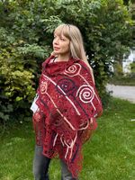Rotbrauner Mohairschal mit Spiralmotiven