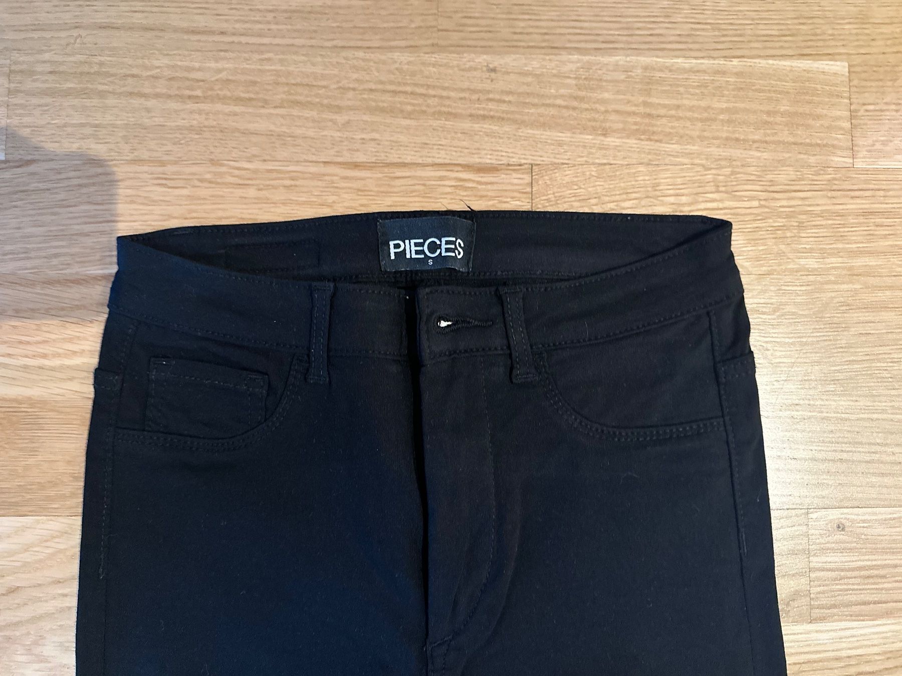 Pieces Jeans: Pieces Jeans, Schwarz, Grösse 28/32, S – Usato da Zürich venduto da cfh_cg22 1