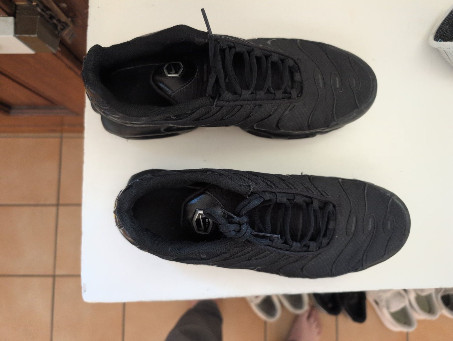 Nike Scarpe da uomo: Nike Air Max Plus "Triple Black" (EU44.5) – Usato da Montreux venduto da kambio