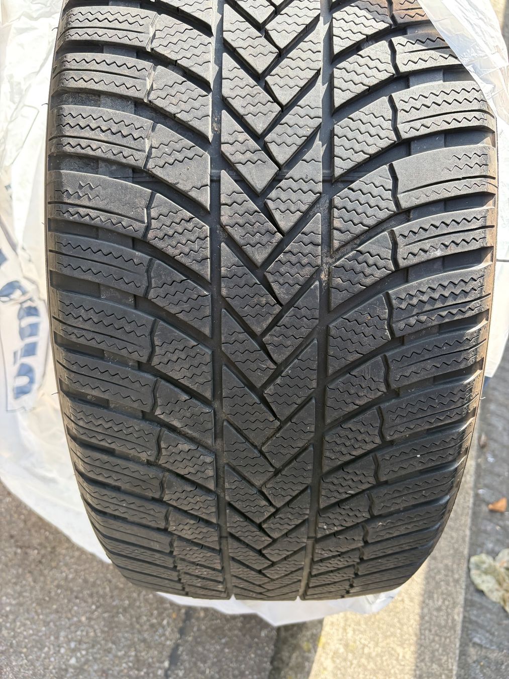 Bridgestone Pneumatici & Ruote complete: Bridgestone Blizzak 255/40R20 101V, 4mm – Usato da Zürich venduto da L_K_F