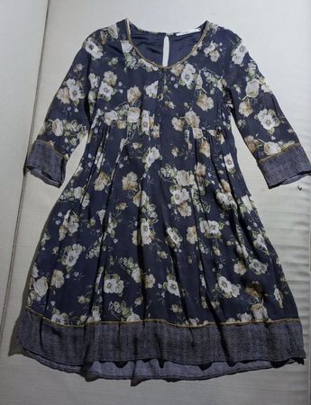 Robe Nile avec fleurs S comme neuve valeur 229.-