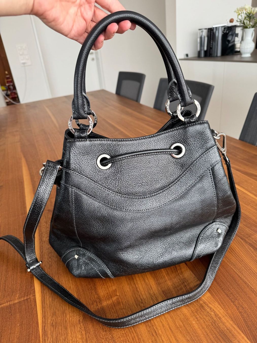 Mcm Borse da donna: MCM Beuteltasche Schwarz mit Schulterriemen – Usato da Cham venduto da Maya.B. 1
