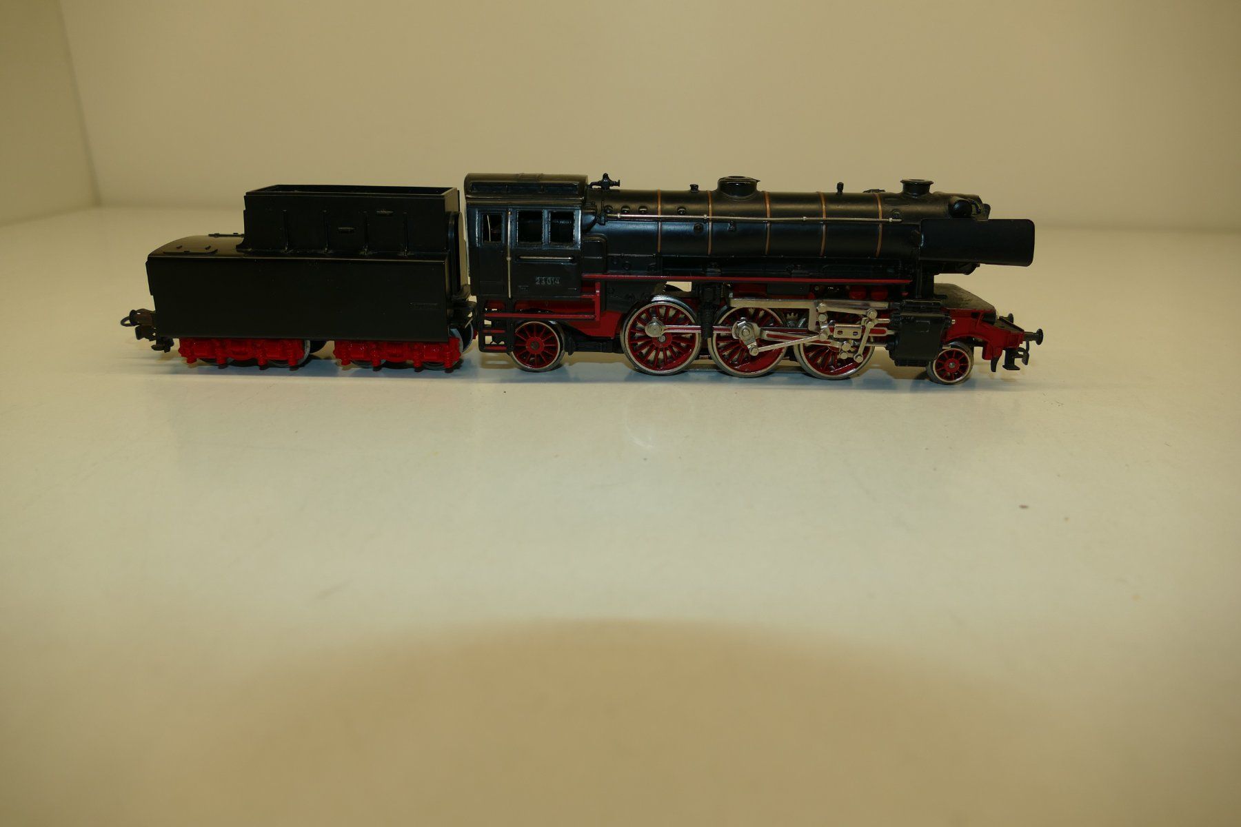 Märklin Modellini di ferrovie: Märklin H0: DB Dampflok mit Tender BR 23 – Usato da Niederhasli venduto da rail-duerst 2