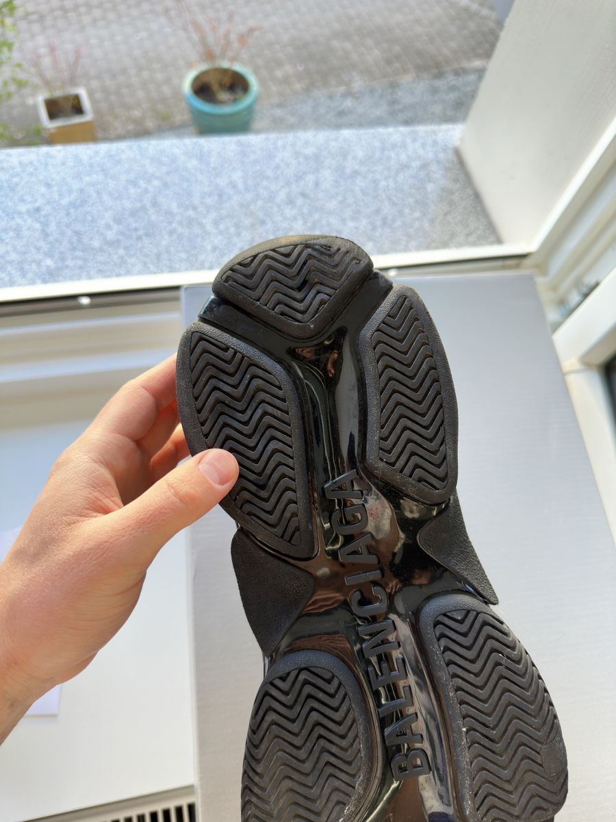 Balenciaga Herrenschuhe: Balenciaga Triple S Black Grösse 45 – Gebraucht aus Winterthur von  6