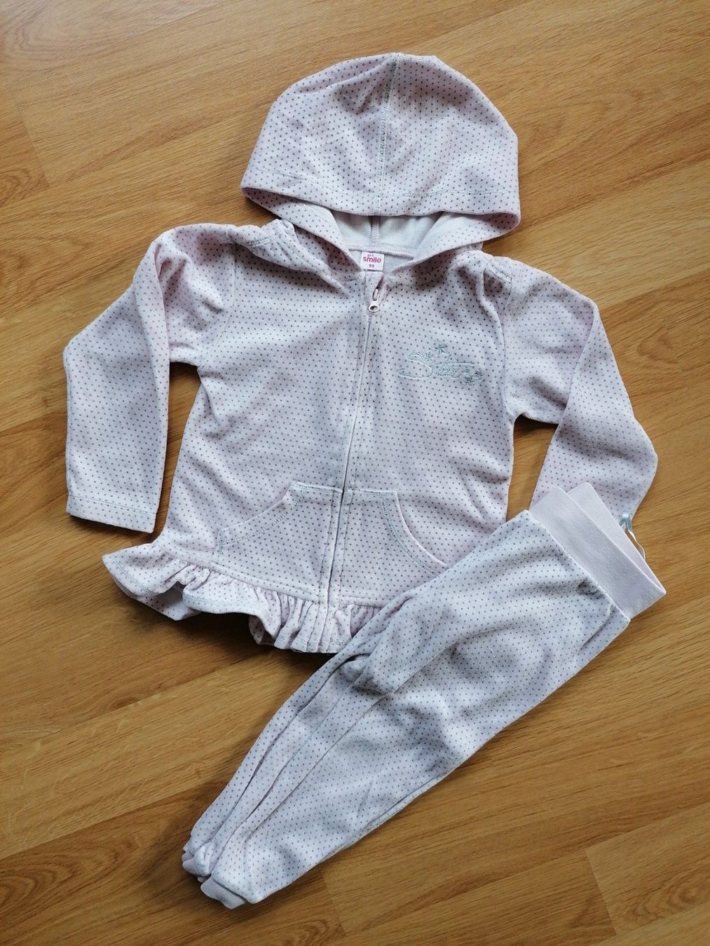Kleiderpakete & -sets: Trainer Gr 98 – Gebraucht aus Büttikon AG von Amineah