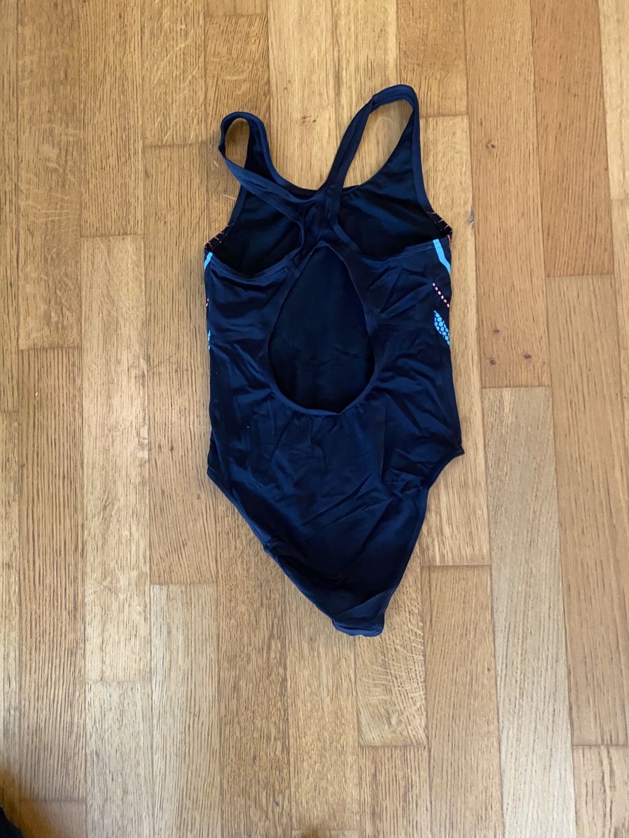 Costumi da bagno & Bikini: Mädchen Badeanzug, Grösse 134/140, schwarz mit Muster – Usato da Hindelbank venduto da 1374 1