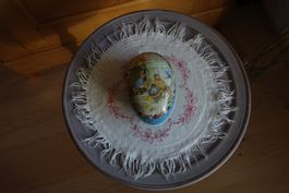 Schönes grosses Osterei aus Pappe,  Motiv von Beatrix Potter