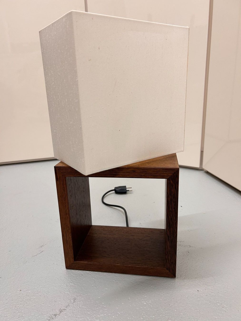 Lampade: Filumen Designlampe mit Nussbaum-Sockel – Usato da Nürensdorf venduto da pri_w66v 1