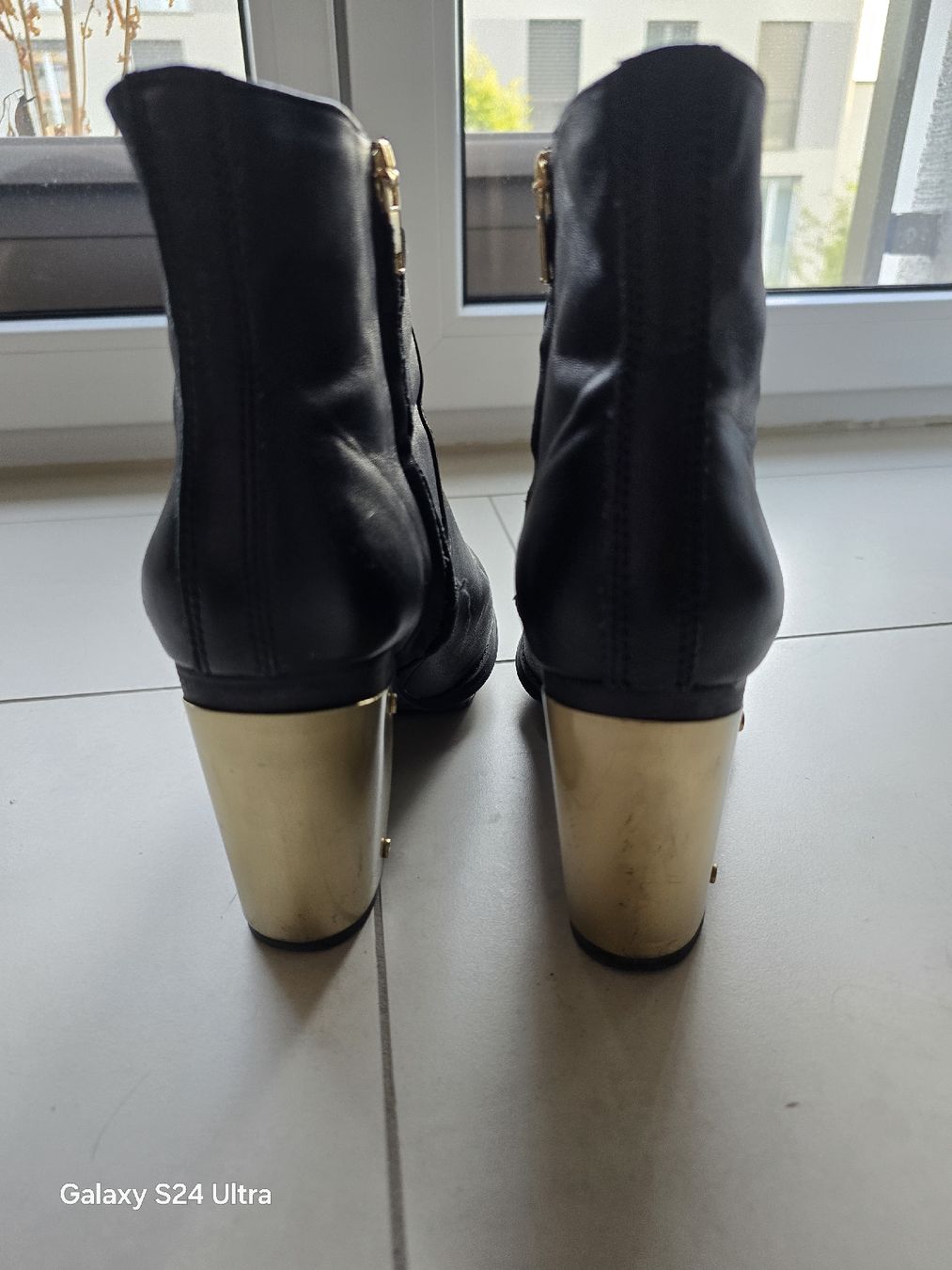 Chaussures femmes: Schwarze Leder Stiefeletten mit Goldabsatz – D'occasion à Kloten par Salentina64 4